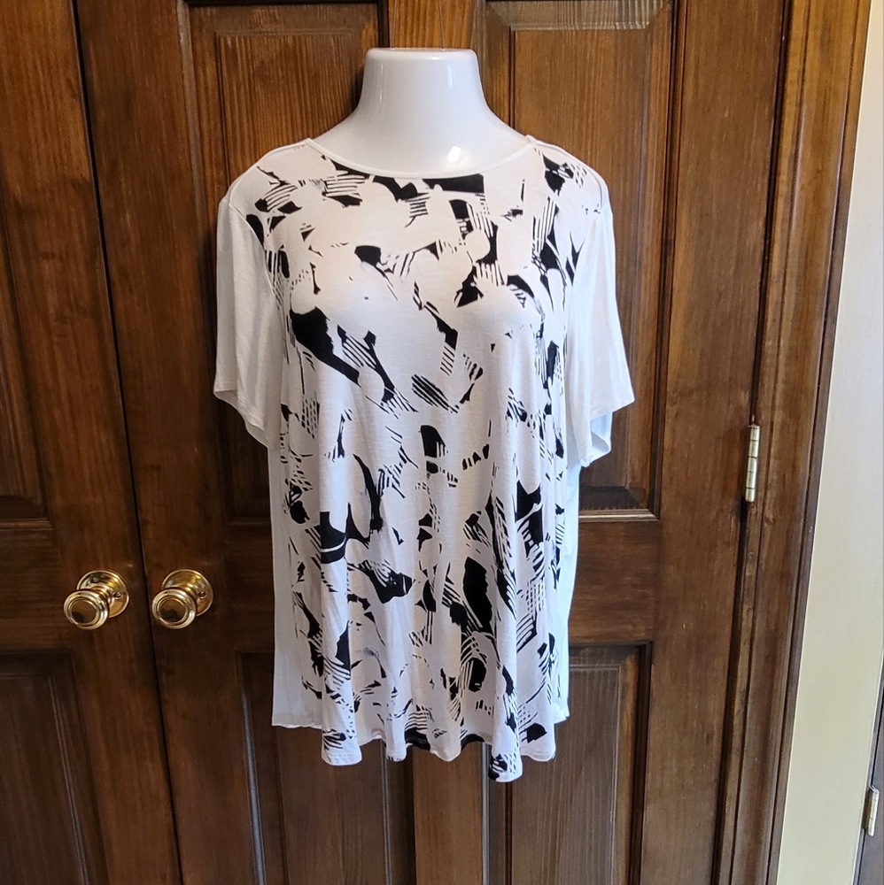 Dana Buchman Sz XXL Short Sleeve Tee Cream Blush and Black P2P 23 L 21.5
